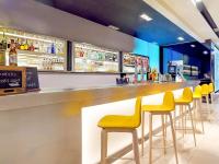 マドリードにあるノボテル マドリード センターの黄色い椅子のバー