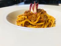 una ciotola di spaghetti con sugo di carne di Agriturismo Al Credazzo a Farra di Soligo