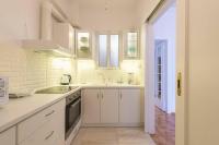 Kuchyňa alebo kuchynka v ubytovaní NEW! Bright & Remodeled 1Bed apt 2min Walk to Acropolis