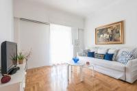 Televízia a/alebo spoločenská miestnosť v ubytovaní NEW! Bright & Remodeled 1Bed apt 2min Walk to Acropolis