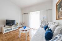 Televízia a/alebo spoločenská miestnosť v ubytovaní NEW! Bright & Remodeled 1Bed apt 2min Walk to Acropolis
