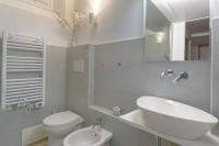 A bathroom at New loft in the heart of Bologna 3