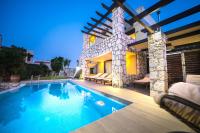 Bazén v ubytovaní Villa Majestic Crete heated pool and sauna alebo v jeho blízkosti