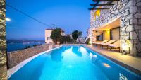 Bazén v ubytovaní Villa Majestic Crete heated pool and sauna alebo v jeho blízkosti