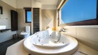 Kúpeľňa v ubytovaní Villa Majestic Crete heated pool and sauna