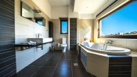 Kúpeľňa v ubytovaní Villa Majestic Crete heated pool and sauna
