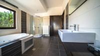 Kúpeľňa v ubytovaní Villa Majestic Crete heated pool and sauna