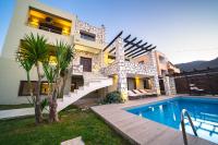 Bazén v ubytovaní Villa Majestic Crete heated pool and sauna alebo v jeho blízkosti