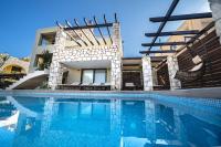 Bazén v ubytovaní Villa Majestic Crete heated pool and sauna alebo v jeho blízkosti
