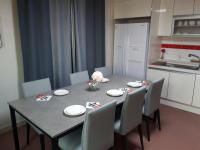 Hotel Joy near Camp Humphresにあるキッチンまたは簡易キッチン