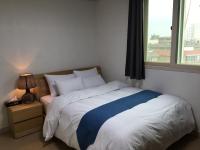 Hotel Joy near Camp Humphresにあるベッド