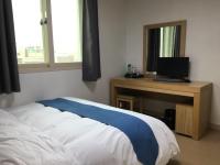 Hotel Joy near Camp Humphresにあるベッド