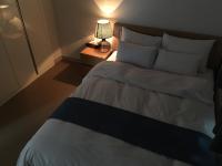 Hotel Joy near Camp Humphresにあるベッド