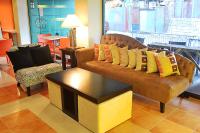 安吉利斯DM住宿酒店及别墅的客厅里有一张沙发和一张咖啡桌。