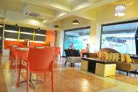 安吉利斯DM住宿酒店及别墅的带沙发和桌椅的客厅