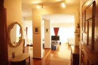 Televízia a/alebo spoločenská miestnosť v ubytovaní Luxury Athenian Riviera Apartment 135 sqm at Voula