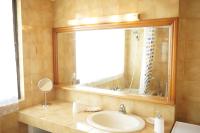 Kúpeľňa v ubytovaní Luxury Athenian Riviera Apartment 135 sqm at Voula