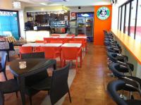 安吉利斯DM住宿酒店及别墅的餐厅里有桌椅的餐厅