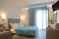 Postel nebo postele na pokoji v ubytování Grand TheoNi Boutique Hotel & Spa