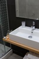 Koupelna v ubytování Grand TheoNi Boutique Hotel & Spa