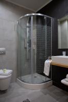Koupelna v ubytování Grand TheoNi Boutique Hotel & Spa