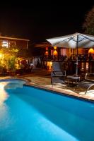 una piscina frente a una casa por la noche en Hotel Mar y Mar, en Puntarenas