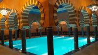 una piscina en un hotel con arcos en Hotel Kasbah Azalay, en Mhamid