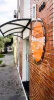 un cartel en el costado de un edificio de ladrillo en Porto Rei Residence Hotel, en Río Grande