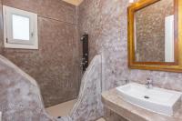 Koupelna v ubytování Valena Mare Suites & Apartments