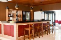 新彼得罗波利斯Hotel Alles Berg的一间酒吧,在房间内配有木凳