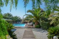Bazén v ubytování Valena Mare Suites & Apartments nebo v jeho okolí