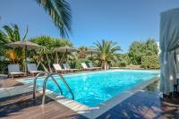 Bazén v ubytování Valena Mare Suites & Apartments nebo v jeho okolí