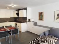Kuchyň nebo kuchyňský kout v ubytování Lovely bungalow for four close to beach and city in Torrevieja