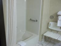 Ein Badezimmer in der Unterkunft Baymont by Wyndham Waterloo