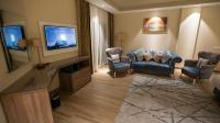 TV a/nebo společenská místnost v ubytování Golden Jewel Beach&Hotel