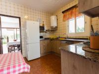 Kuchyňa alebo kuchynka v ubytovaní INNOUTHOME Gran villa con piscina torrent del pi