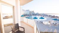 Bazén v ubytování Golden Jewel Beach&Hotel nebo v jeho okolí