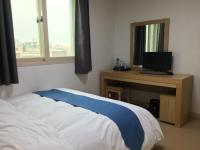 Hotel Joy near Camp Humphresにあるベッド