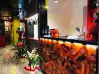 een restaurant met een toonbank met bloemen in een kamer bij villa oltremare resort in Bagheria