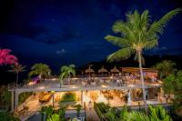 uma vista do resort à noite em Kapuhala Koh Samui- Vegan Boutique Hotel em Chaweng Noi Beach