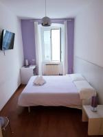 Un dormitorio con dos camas y una ventana. en Smart Accomodation, en Trieste