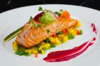 ホーチミン・シティにあるAdora Art Hotelの魚と野菜が乗った料理の皿