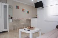 Telewizja i/lub zestaw kina domowego w obiekcie Nice and New Studio very close to the city center 2ºA