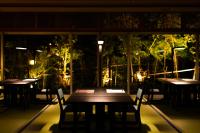 - une table et des chaises dans un restaurant la nuit dans l'établissement Migiwaya, à Yaizu