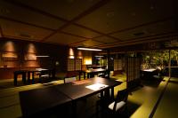 un restaurant avec des tables et des chaises dans une salle dans l'établissement Migiwaya, à Yaizu