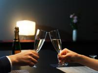 2 personnes gardent des verres à champagne sur une table dans l'établissement Migiwaya, à Yaizu