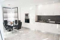 Kuchyň nebo kuchyňský kout v ubytování Playa de Las Americas Luxury Home