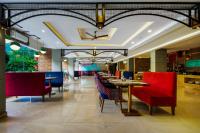 Un restaurante con mesas y sillas y un techo. en Summit By The Ganges Beach Resort & Spa, en Rishīkesh