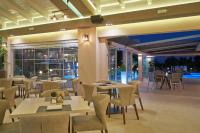 卡拉马孔Ionion Blue Hotel Zante的一家有白色桌椅和美景的餐厅