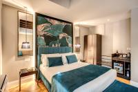 Łóżko lub łóżka w pokoju w obiekcie Hotel 55 Fifty-Five - Maison d'Art Collection